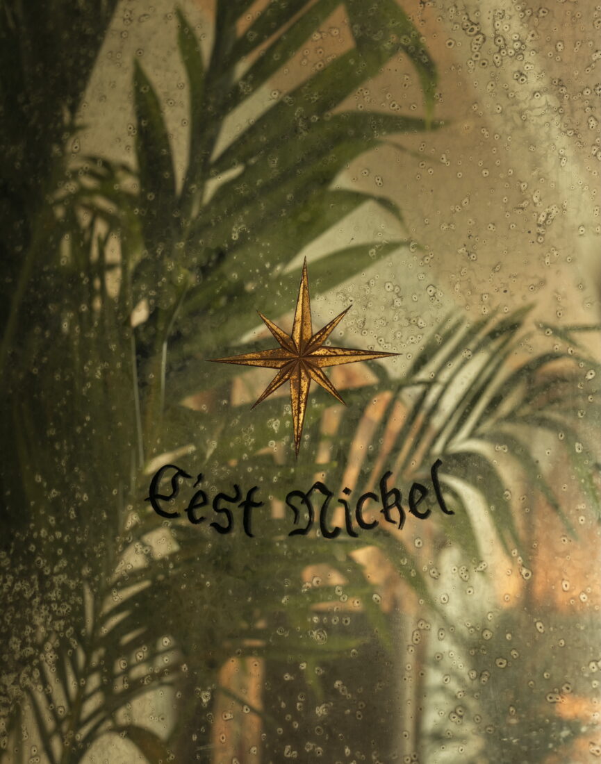 A mirror with "c'est nickel" on it